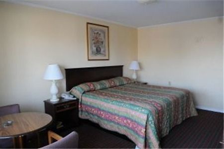 Pioneer Inn Arkadelphia Room photo