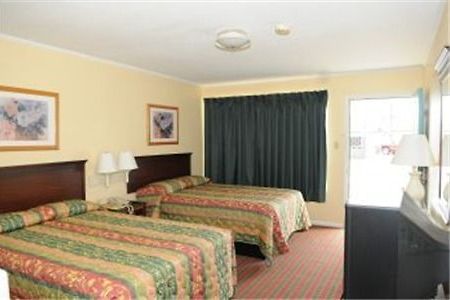 Pioneer Inn Arkadelphia Room photo