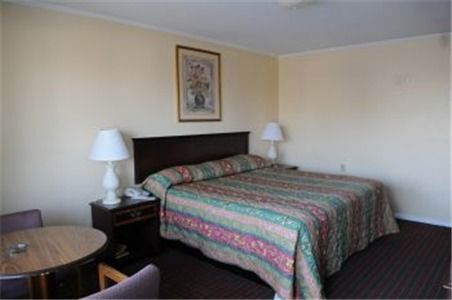Pioneer Inn Arkadelphia Room photo